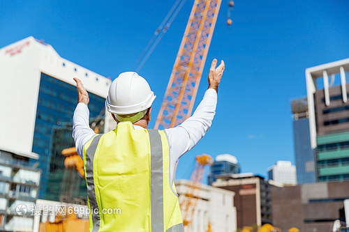 建筑工地的工程师建设者建筑工程师施工场景穿着安全背心